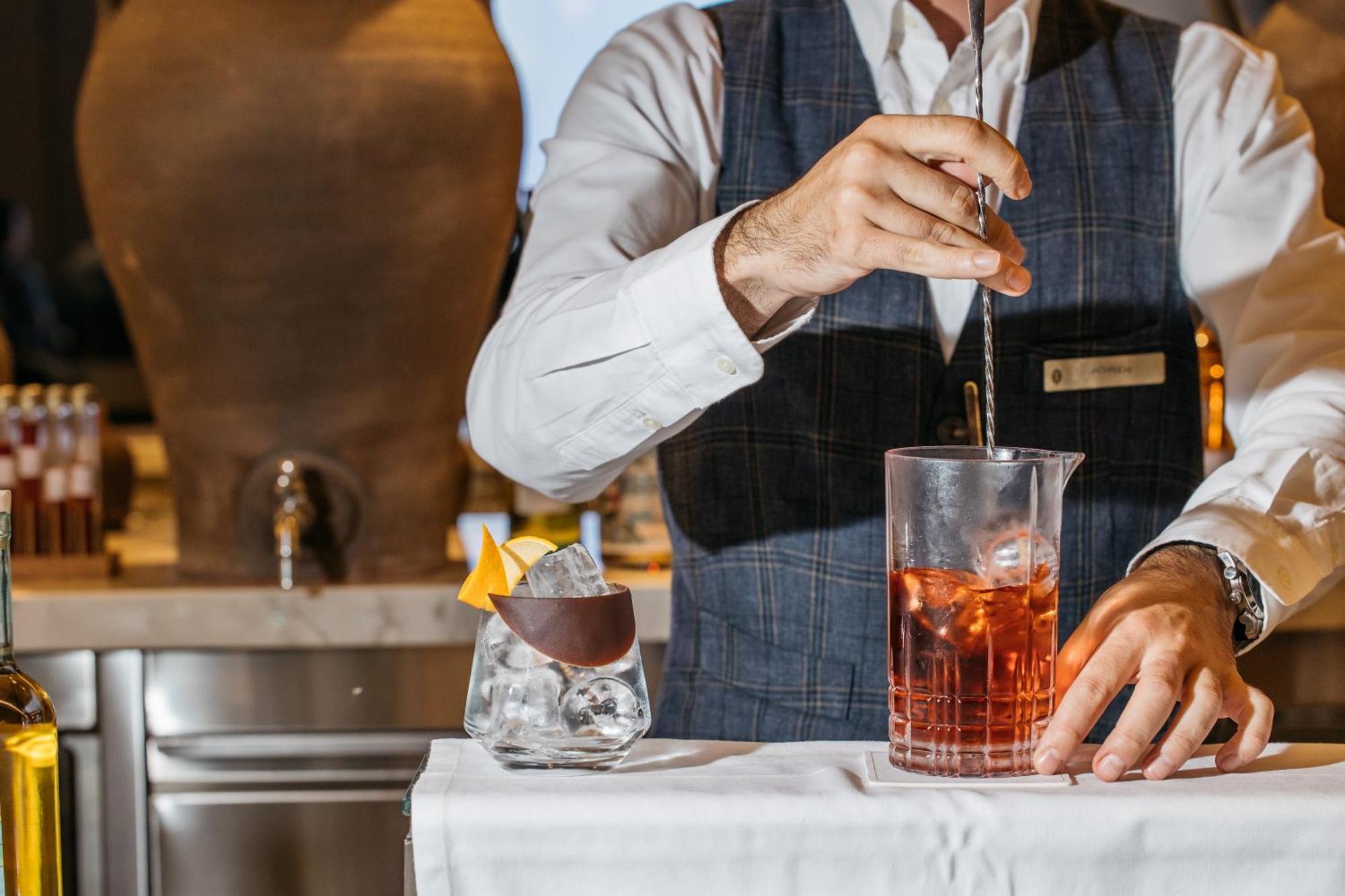 巴塞罗那洲际酒店 外观 照片 A bartender stirring a cocktail