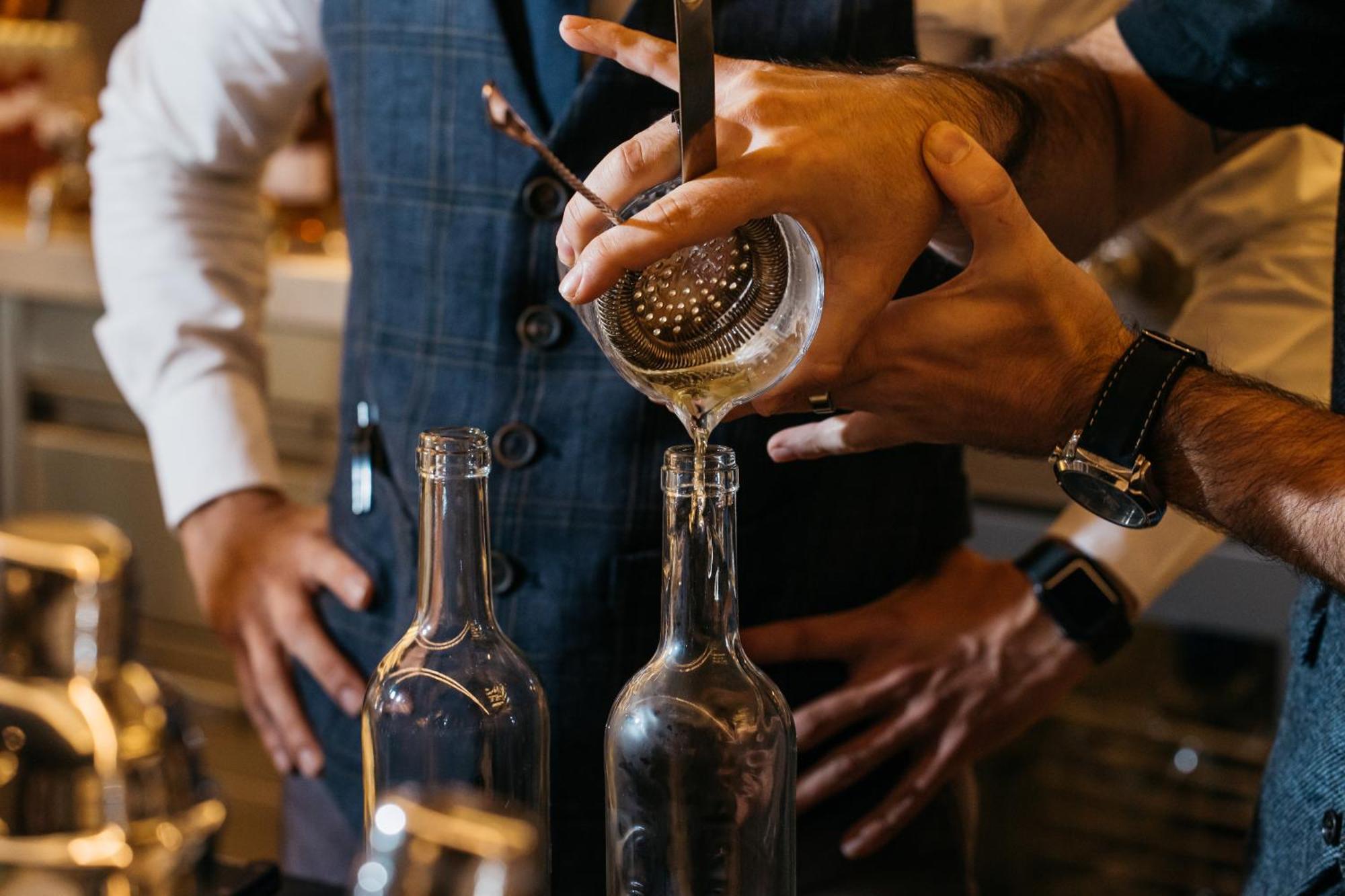 巴塞罗那洲际酒店 外观 照片 A bartender filling bottles with a bar spoon